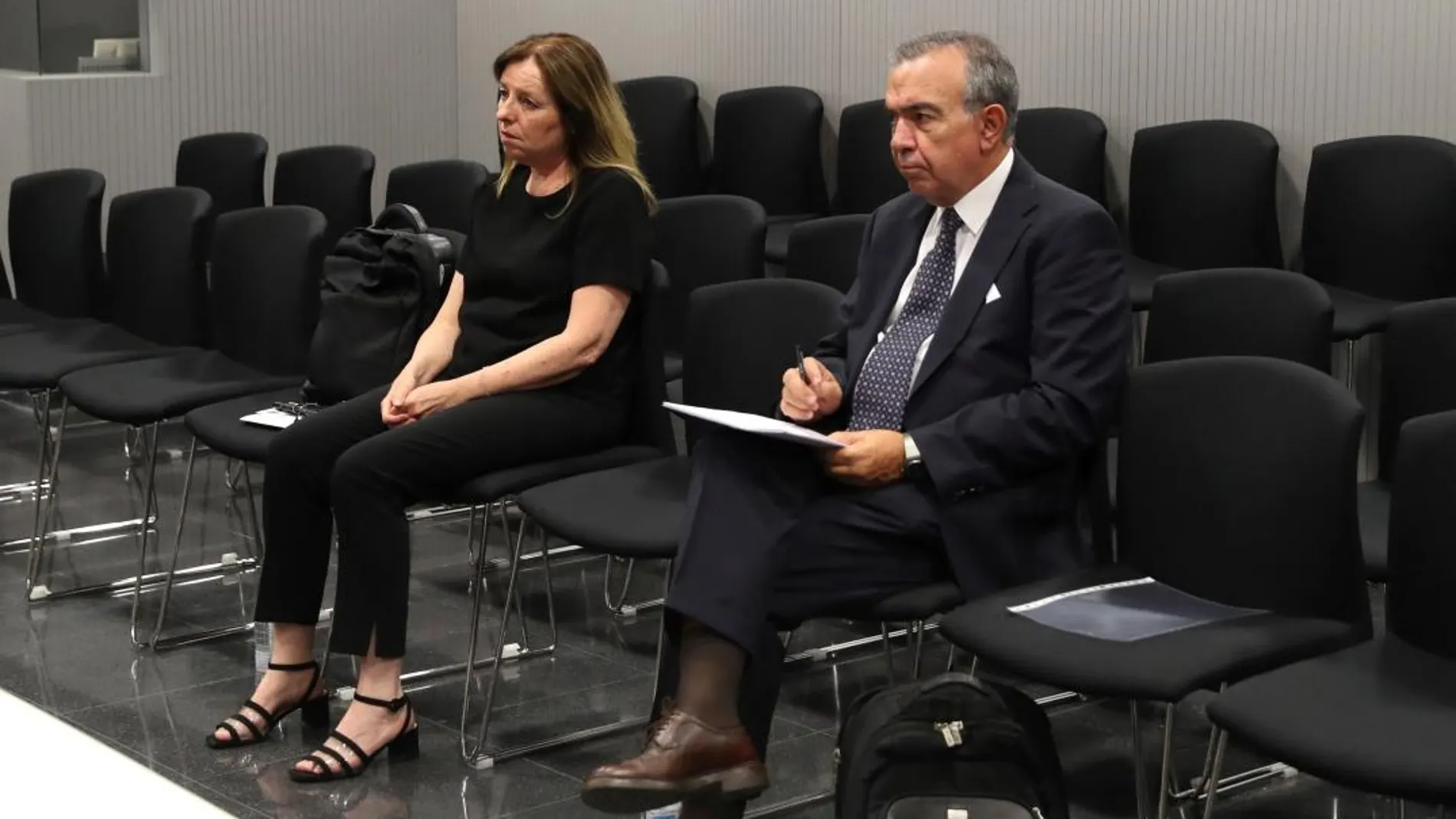 Los ex directores generales de la Caja de Ahorros del Mediterráneo (CAM) Roberto López Abad y María Dolores Amorós durante el juicio / Foto: Efe
