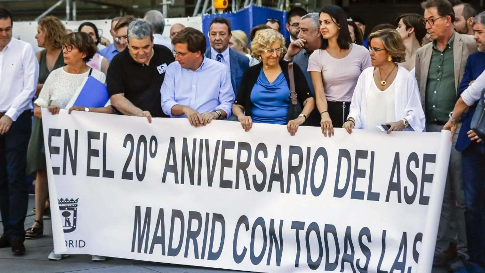 Manuela Carmena y otras personalidades durante el homenaje de hoy en el Palacio de Cibeles
