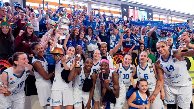 Las jugadoras del Perfumerías Avenida celebran el triunfo en la Copa de la Reina de Baloncesto femenino contra el Spar CityLift Girona, en el Pabellón Mendizorroza de Vitoria