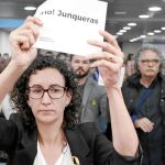 Marta Rovira, muestra un cartel con el nombre de Oriol Junqueras, tras la reunión extraordinaria para posicionarse con respecto a las elecciones del 21D /Efe