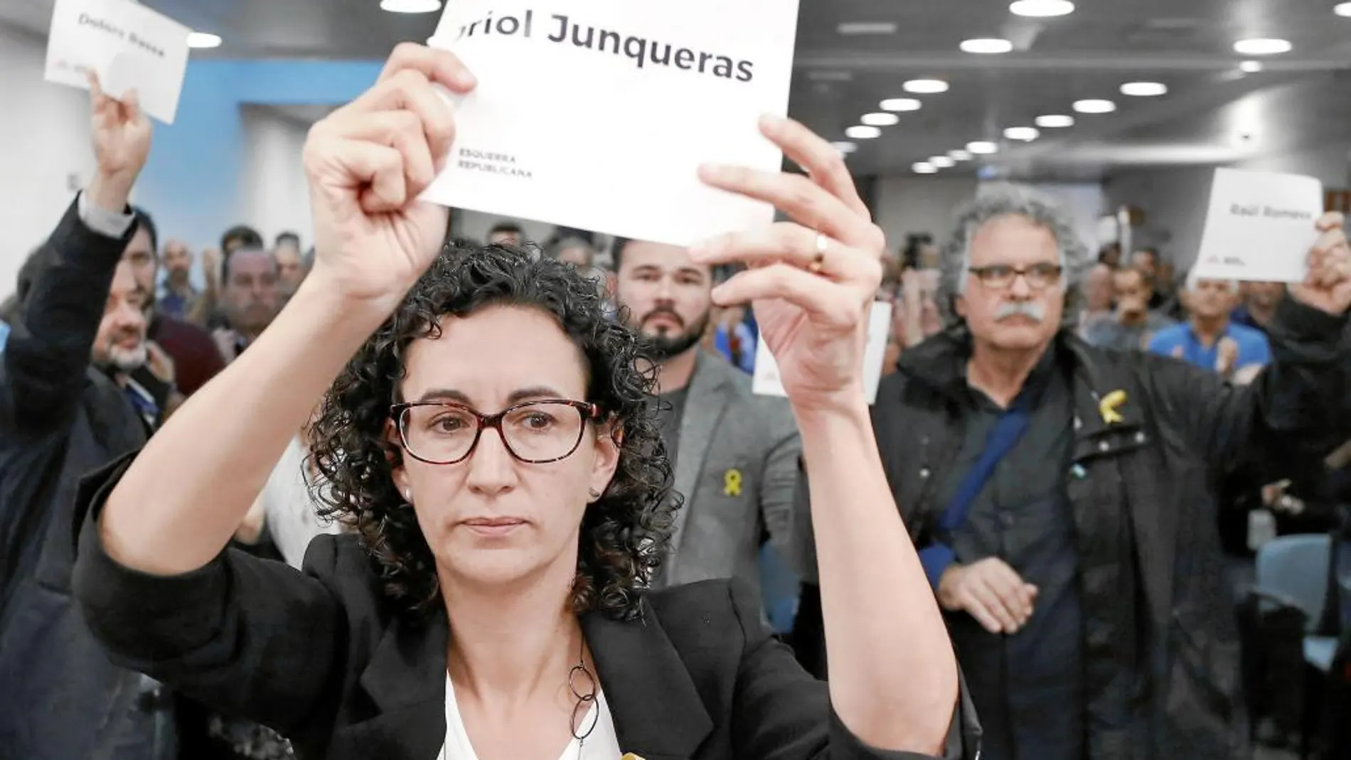 Marta Rovira, muestra un cartel con el nombre de Oriol Junqueras, tras la reunión extraordinaria para posicionarse con respecto a las elecciones del 21D /Efe