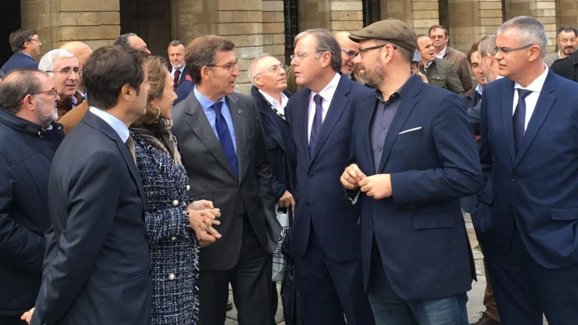 Antonio Silván conversa con el presidente gallego Núñez Feijoo, en presencia del alcalde de Santiago, Martiño Noriega, y otros regidores, en la Plaza del Obradoiro