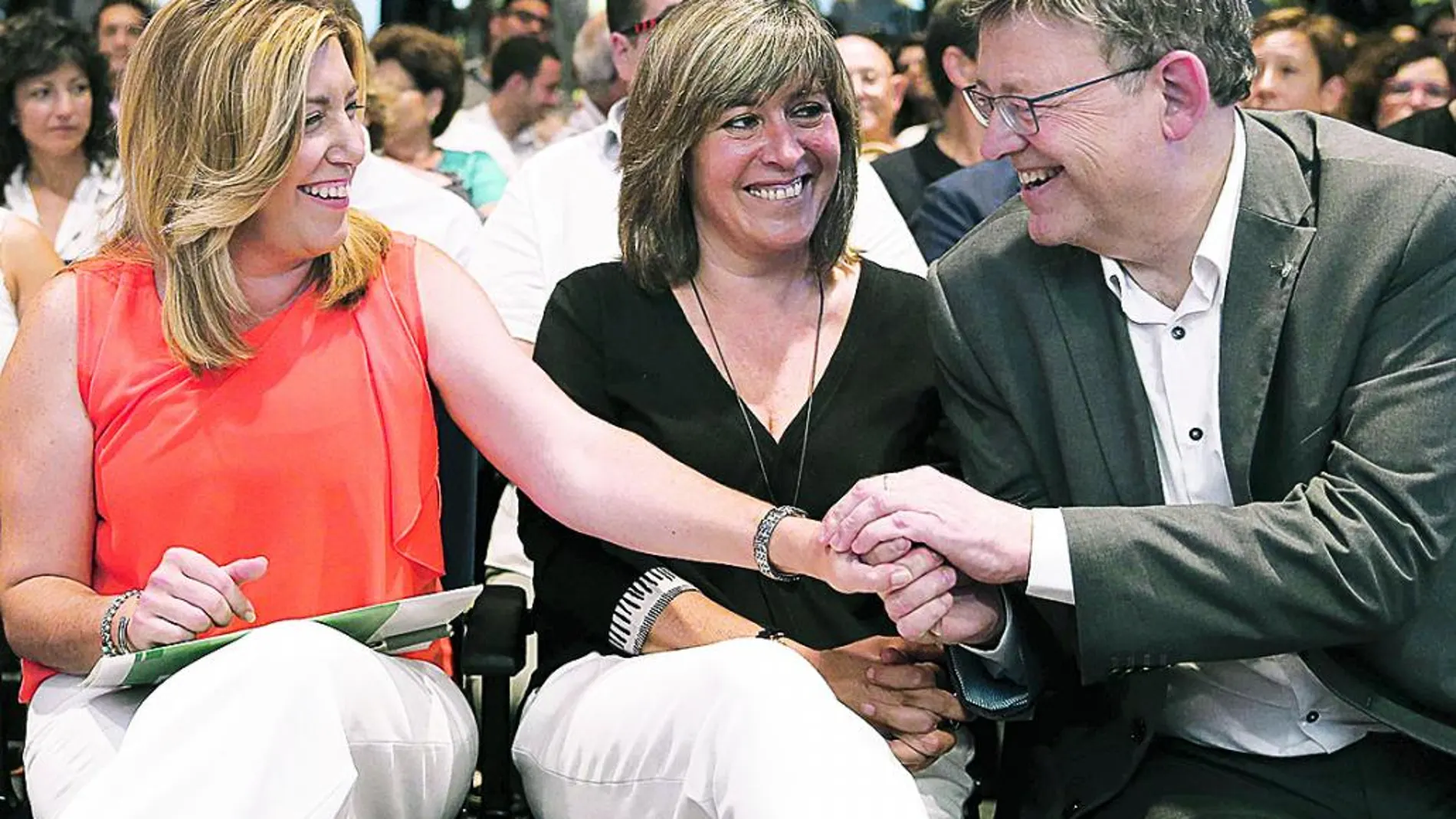 La presidenta de la Junta de Andalucía, Susana Díaz (i), saluda al presidente de la Generalitat de Valencia, Ximo Puig (d), en presencia de la alcaldesa de Hospitalet de Llobregat (Barcelona), Núria Marín (c).