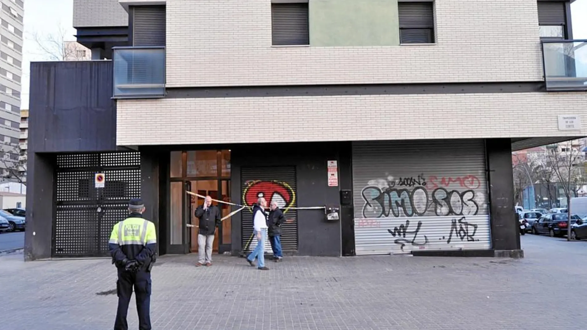 Imagen del inmueble donde ayer, en Barcelona, se declaró un incendio que se cobró la vida de una anciana