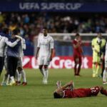 El jugador del Sevilla Vitolo (en el suelo), al término de la final de la Supercopa de Europa 2016 ante el Real Madrid