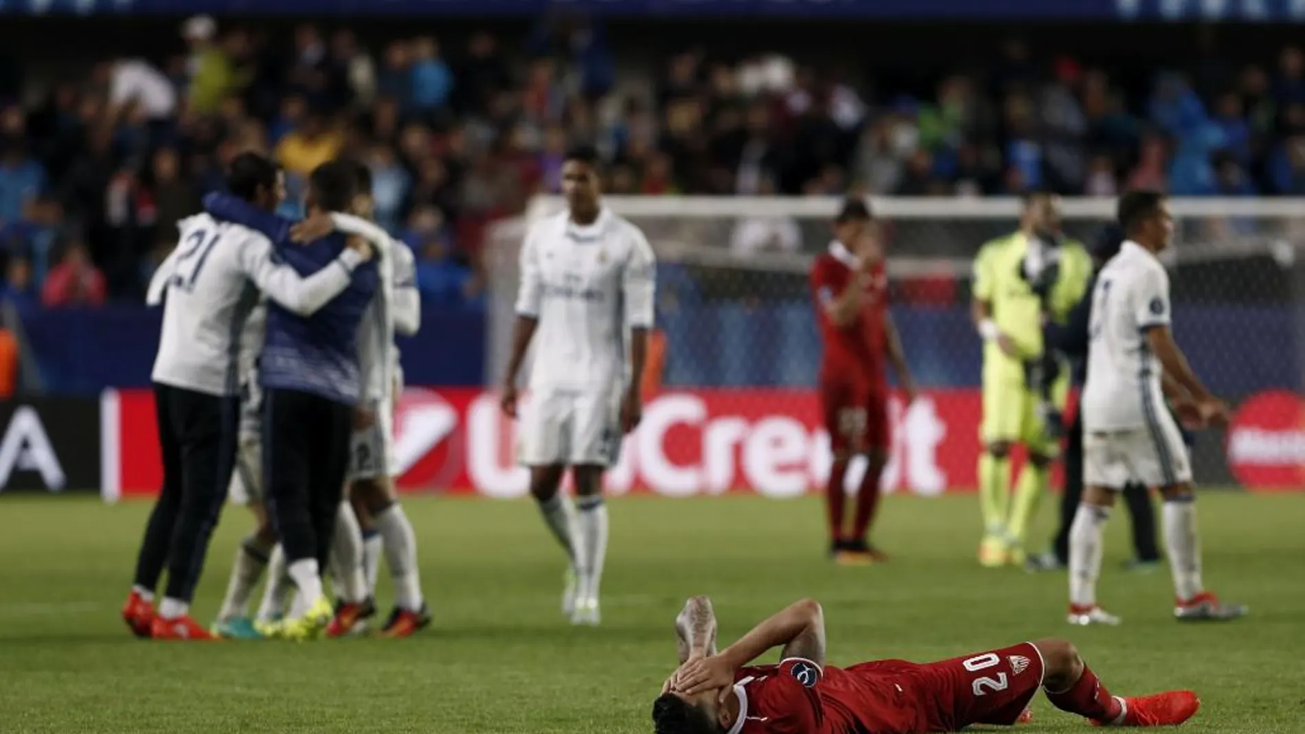 El jugador del Sevilla Vitolo (en el suelo), al término de la final de la Supercopa de Europa 2016 ante el Real Madrid