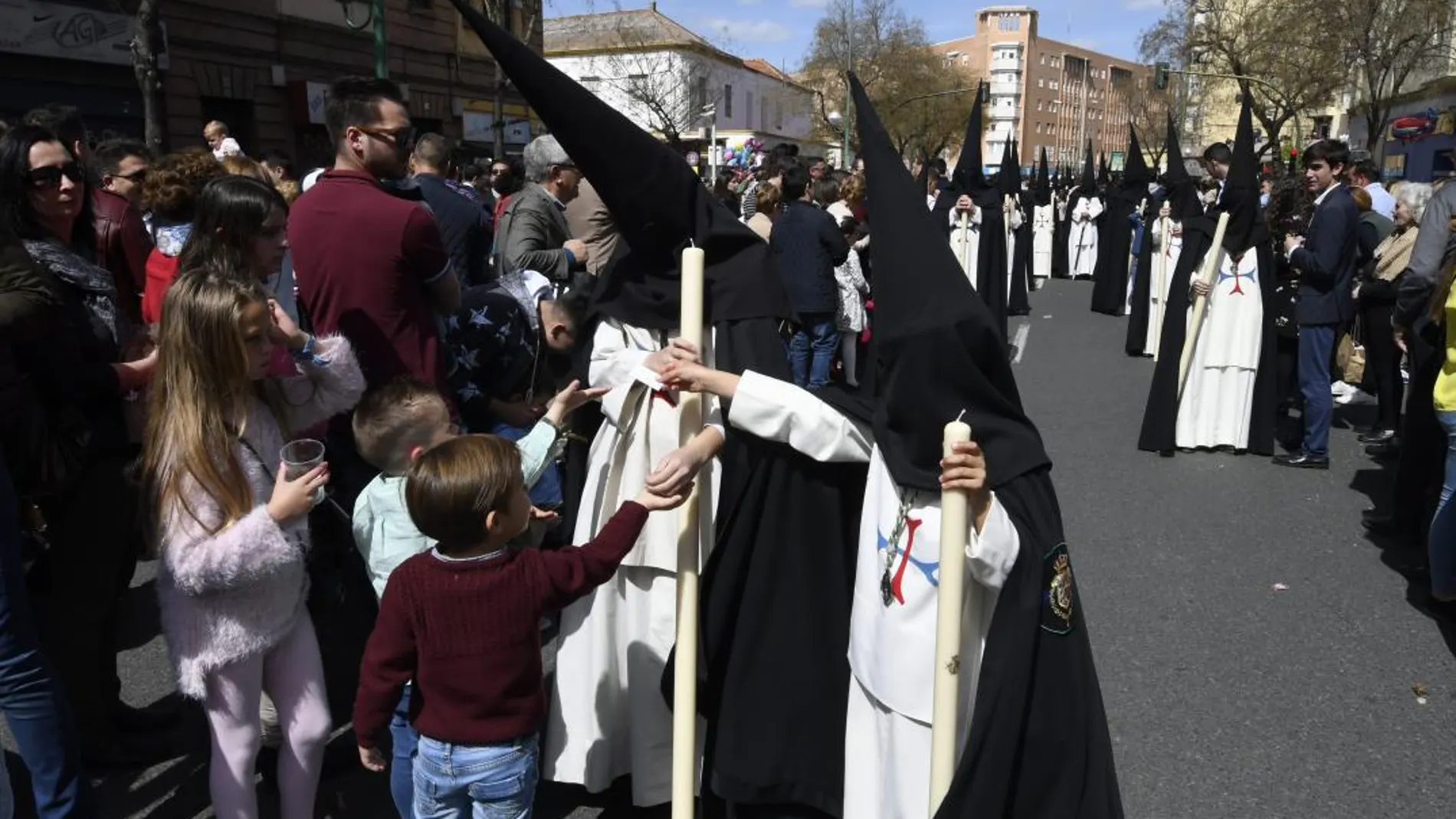 El atractivo de las cofradías en las calles de las capitales de la comunidad permaneció un año más inalterable; una fiesta en la que tienen cabida todos los miembros de la familia