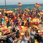 Banderas de España en la playa de Barcelona