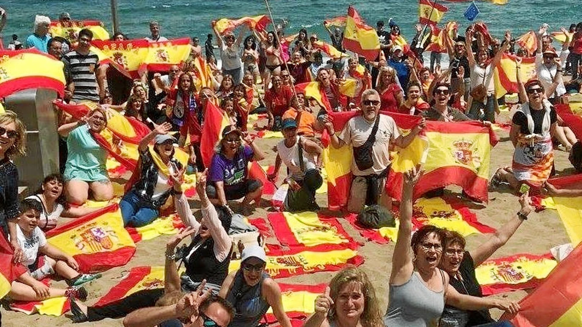 Banderas de España en la playa de Barcelona