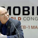 El consejero delegado de la asociación de operadores móviles GSMA, John Hoffman, durante la presentación en rueda de prensa del Mobile World Congress (MWC) 2108/Efe