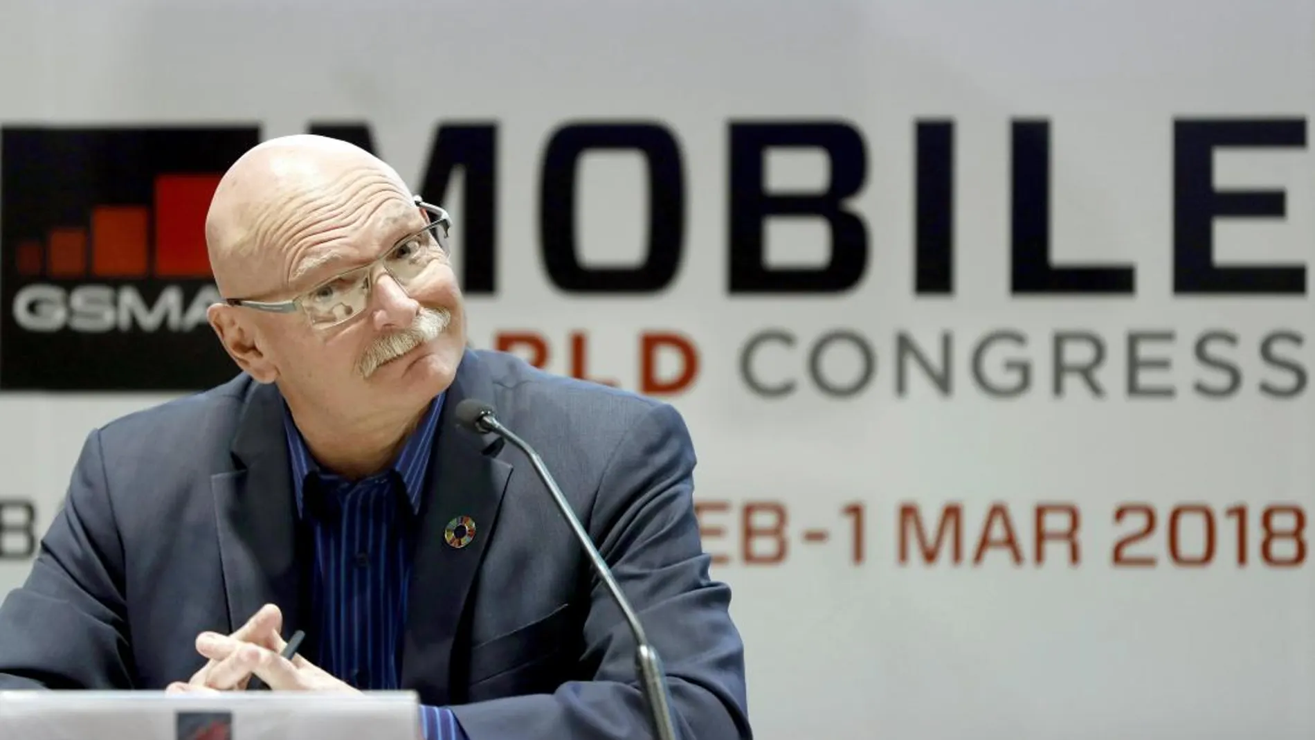 El consejero delegado de la asociación de operadores móviles GSMA, John Hoffman, durante la presentación en rueda de prensa del Mobile World Congress (MWC) 2108/Efe