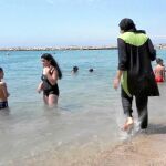 Una mujer ataviada con un «burkini» se baña en Cannes, donde recientemente se ha prohibido el uso del mismo
