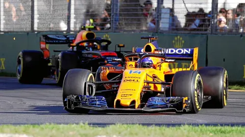 El piloto asturiano defiende la quinta plaza ante el acoso de Verstappen