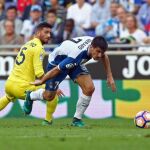 Gerard Moreno (d), se lleva el balón ante el defensa argentino del Villareal CF, Mateo Musacchio.