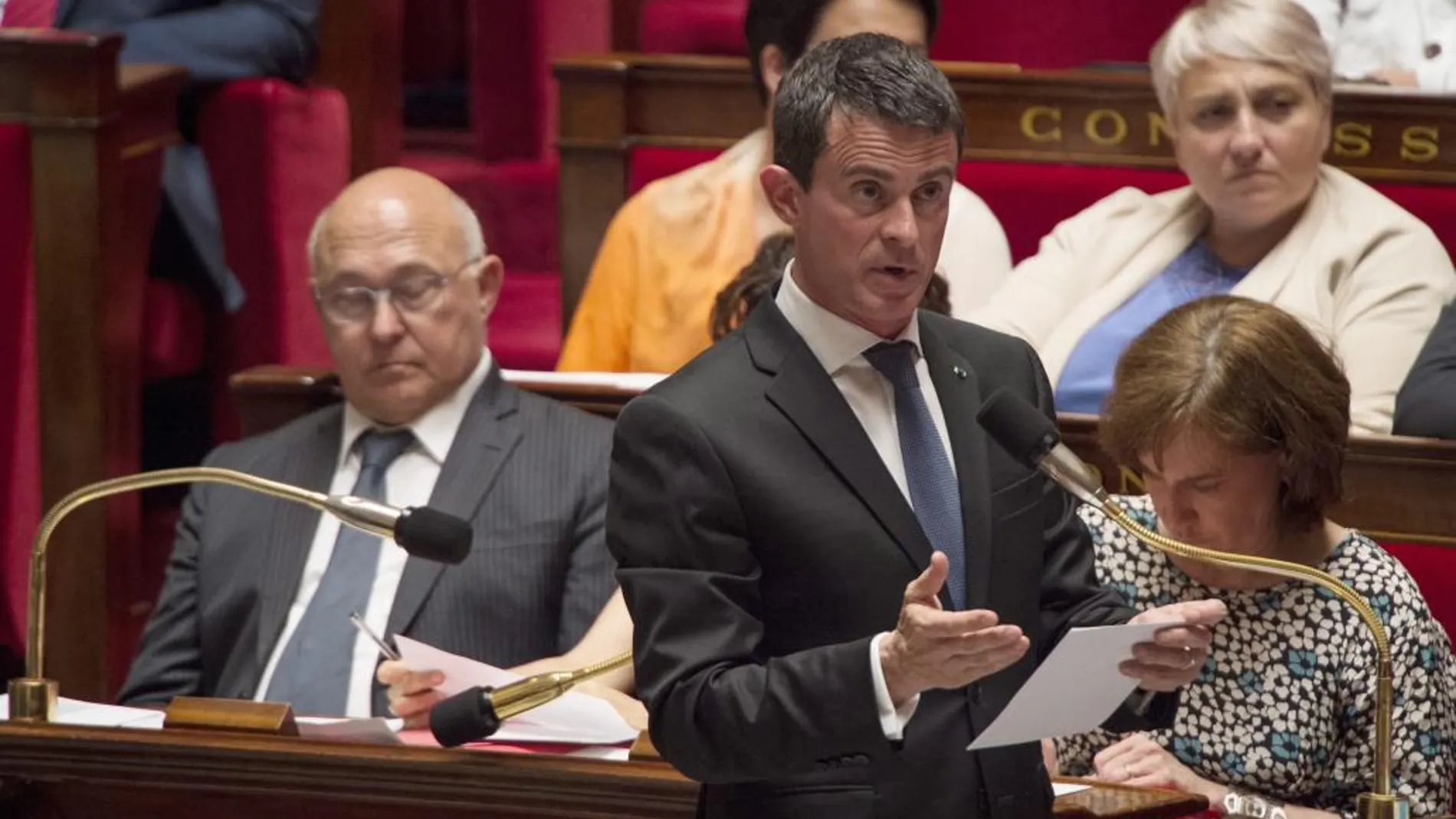 El primer ministro francés, Manuel Valls, interviene durante la sesión semanal de preguntas al gobierno en la Asamblea Nacional en París
