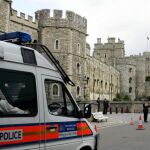 La Policía, junto al Castillo de Windsor. Foto: Ap
