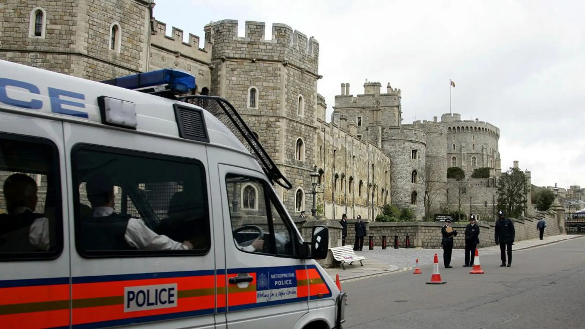 La Policía, junto al Castillo de Windsor. Foto: Ap