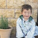 César se muestra como un niño normal fuera del cole.