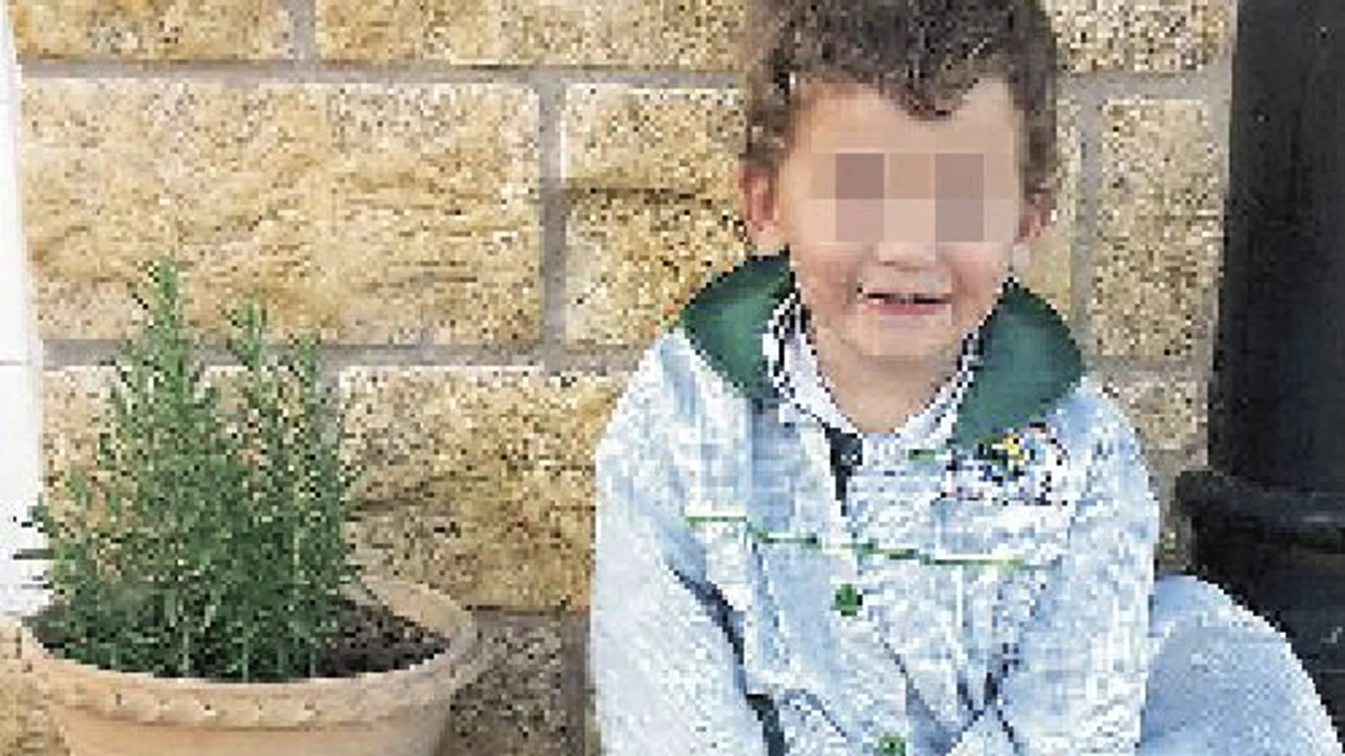 César se muestra como un niño normal fuera del cole.