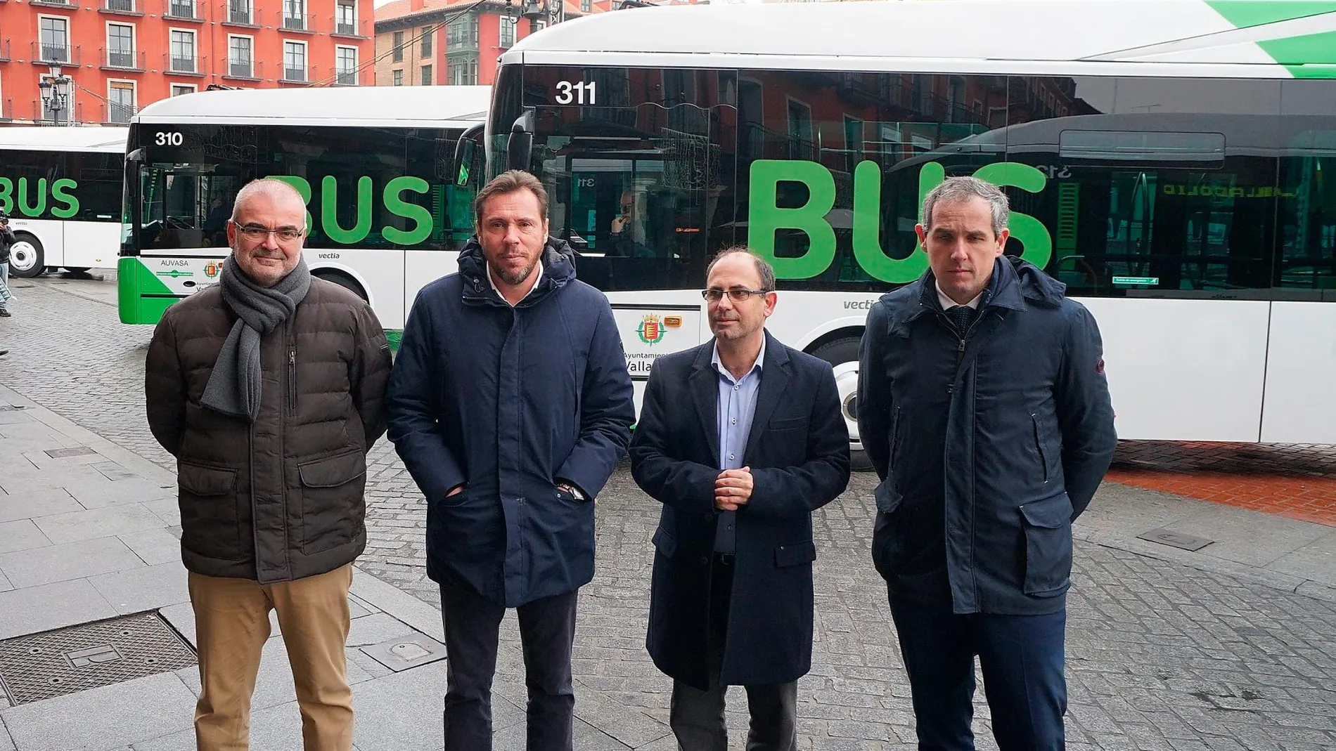 El alcalde de Valladolid, Óscar Puente, junto a Luis Vélez y Andrés Bernabé, entre otros