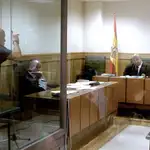 Fotografía de archivo del etarra Iñaki Bilbao, mientras amenaza a uno de los jueces que le ha juzgado
