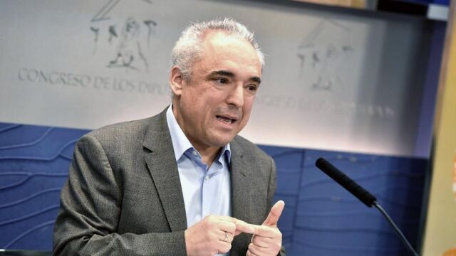 Rafael Simancas, portavoz de Empleo en el Grupo Parlamentario Socialista, durante la rueda de prensa que ha dado hoy en el Congreso para exponer la posición de su grupo sobre pensiones y reforma laboral