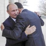 EL ABRAZO DEL OSO. Putin da una calurosa bienvenida al «rais», cuestionado por la comunidad internacional