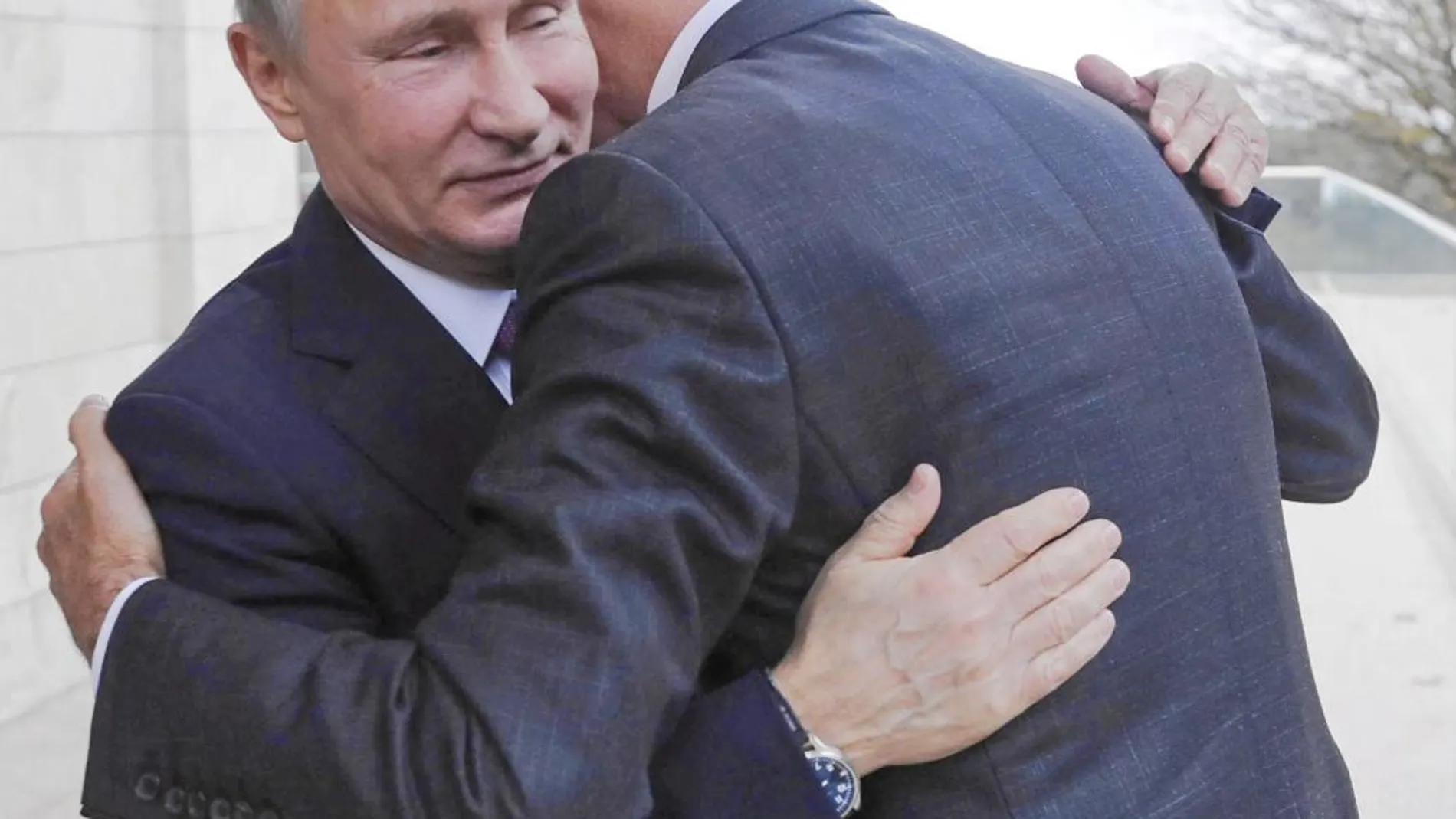EL ABRAZO DEL OSO. Putin da una calurosa bienvenida al «rais», cuestionado por la comunidad internacional