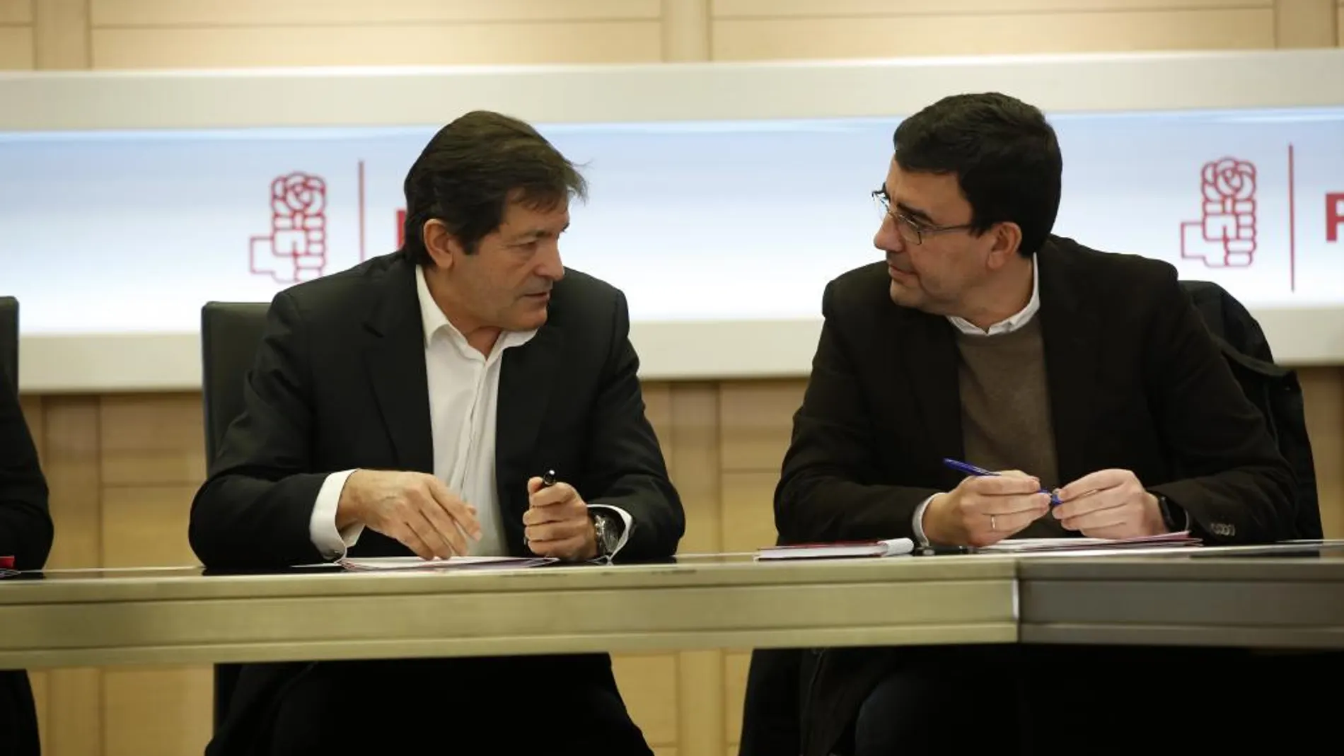 El presidente de la gestora, Javier Fernández, junto al portavoz, Mario Jiménez, ayer durante la reunión de la dirección interina en Ferraz
