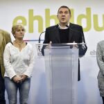 El líder de EHBildu, Arnaldo Otegi, acompañado por varios miembros de su partido, durante la rueda de prensa que ha ofrecido hoy en Bilbao