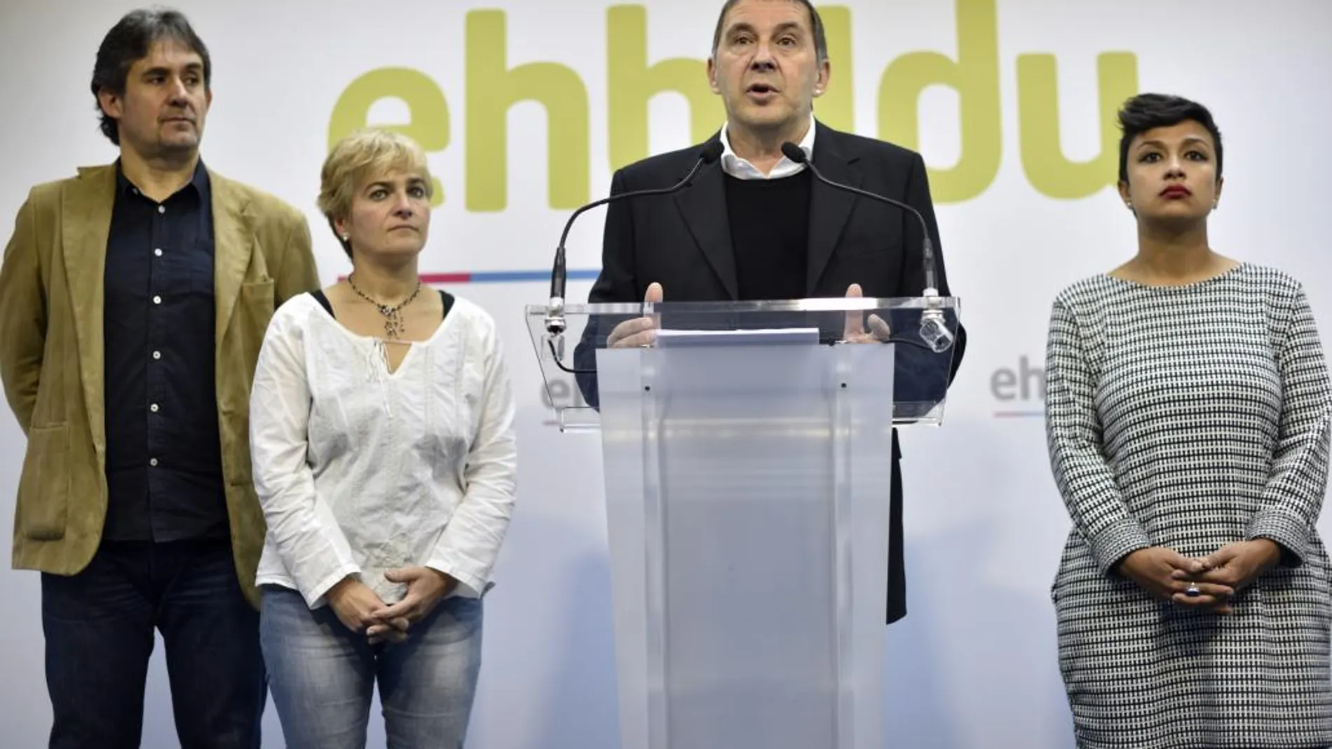 El líder de EHBildu, Arnaldo Otegi, acompañado por varios miembros de su partido, durante la rueda de prensa que ha ofrecido hoy en Bilbao