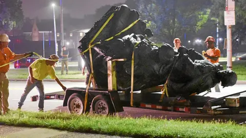 Unos empleados trasladan el monumento a la mujer confederada de Maryland después de que fuera derribado
