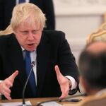 El ministro británico de Asuntos Exteriores, Boris Johnson, conversa con su homólogo ruso, Serguéi Lavrov, durante su reunión en Moscú (Rusia), hoy