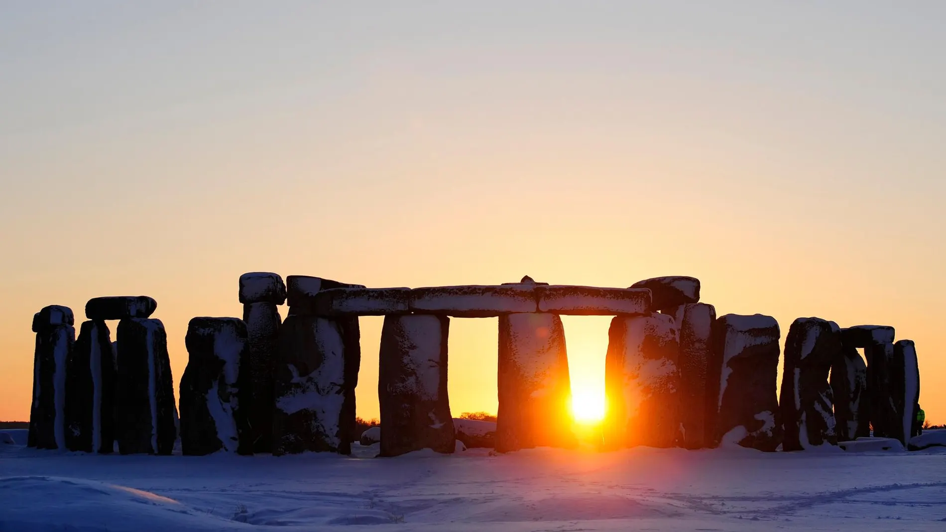 Las piedras de Stonehenge, durante un amanecer / Reuters