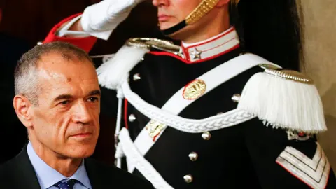 Carlo Cottarelli, tras reunirse con el presidente italiano, Sergio Mattarella / Reuters