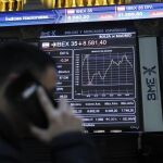 Un panel informativo de la bolsa de Madrid muestra la evolución de su principal indicador
