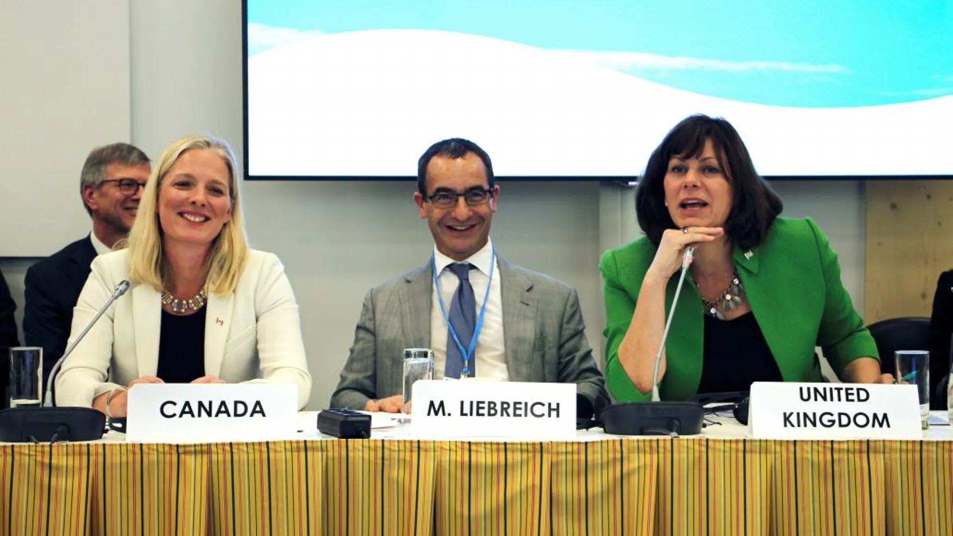 La ministra de Medio Ambiente y Cambio Climático de Canadá, Catherine McKenna, y la ministra de Cambio Climático e Industria del Reino Unido, Claire Perry, en el acto que tuvo lugar en el pabellón de la Unión Europea en la cumbre del clima de Bonn (COP23)
