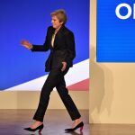 La primera ministra británica, Theresa May, da unos pasos de baile/Foto: Efe