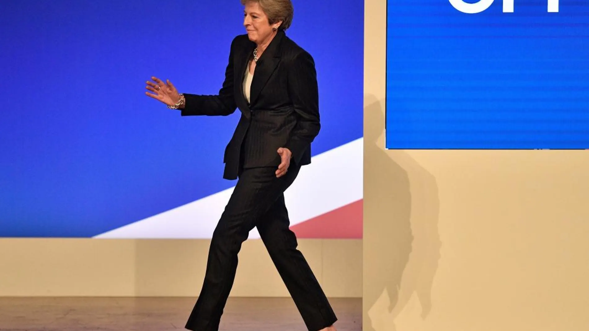 La primera ministra británica, Theresa May, da unos pasos de baile/Foto: Efe