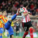 El mediapunta del Athletic de Bilbao, Raúl García (d) disputa un balón con el defensa brasileño del Valencia, Gabriel Paulista (i)