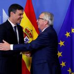 Pedro Sanchez con Jean-Claude Juncker/Reuters