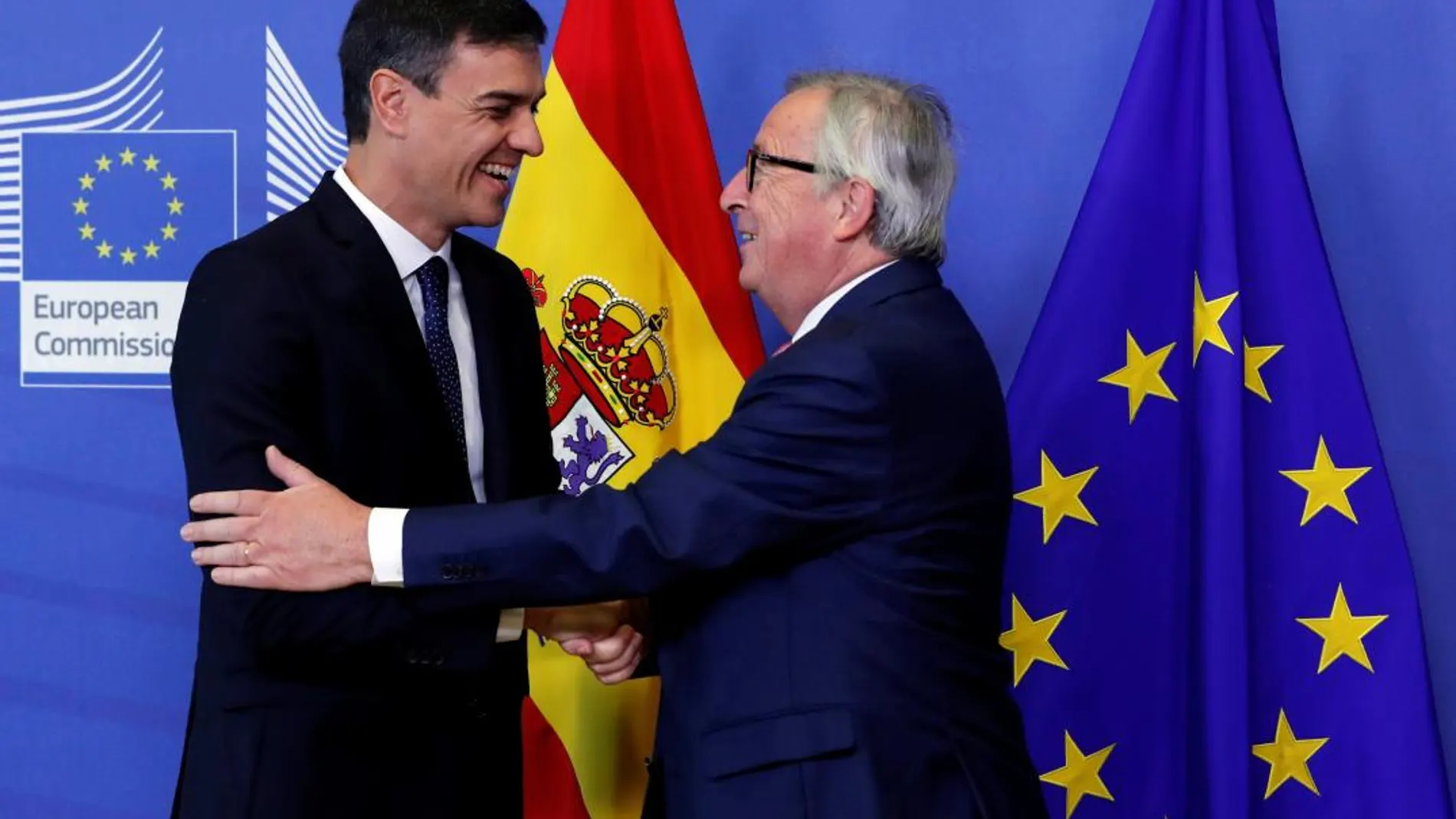 Pedro Sanchez con Jean-Claude Juncker/Reuters