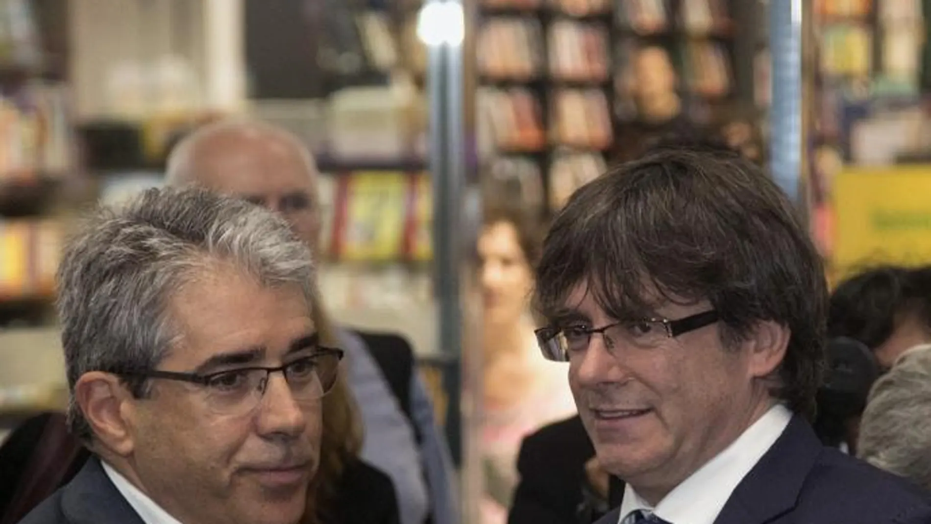 El presidente de la Generalitat, Carles Puigdemont (d), junto al el exconseller y exdiputado Francesc Homs Francesc Homs