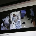 Imagen de un vídeo del pasado 29 de junio en el que se muestra a Liu Xiaobo recibiendo tratamiento médico