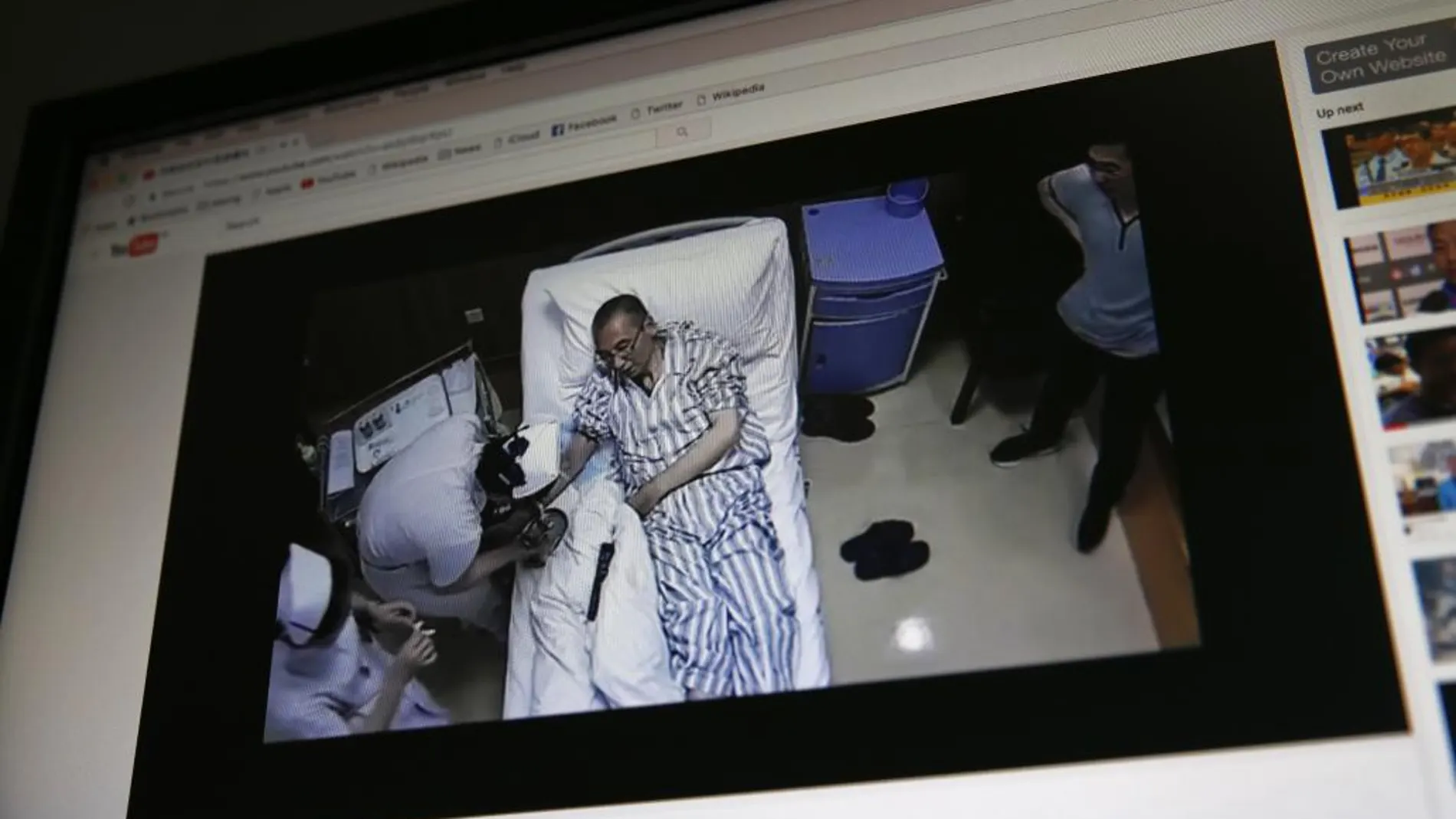 Imagen de un vídeo del pasado 29 de junio en el que se muestra a Liu Xiaobo recibiendo tratamiento médico