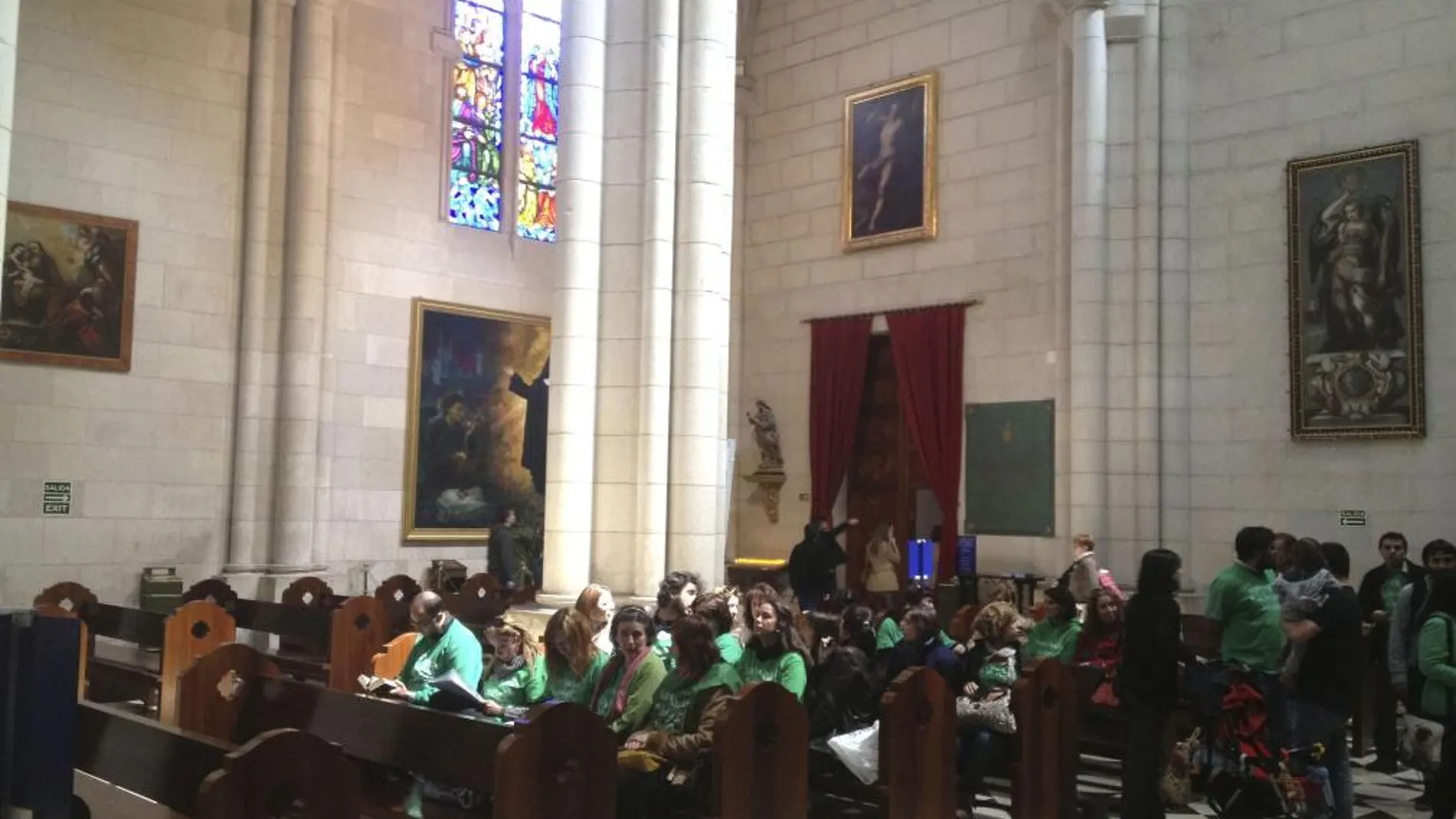 El pasado 20 de abril una treintena de profesores interinos de la Comunidad se encerró en la catedral de la Almudena para protestar contra el cambio de los baremos en la oposiciones