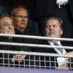 El presidente del Real Madrid, Florentino Pérez (i), y el ministro en funciones de Educación, Cultura y Deporte, Íñigo Méndez de Vigo, asisten al partido