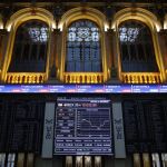 Vista general de un panel de la Bolsa hoy, que muestra el desarrollo de su principal indicador, el IBEX 35