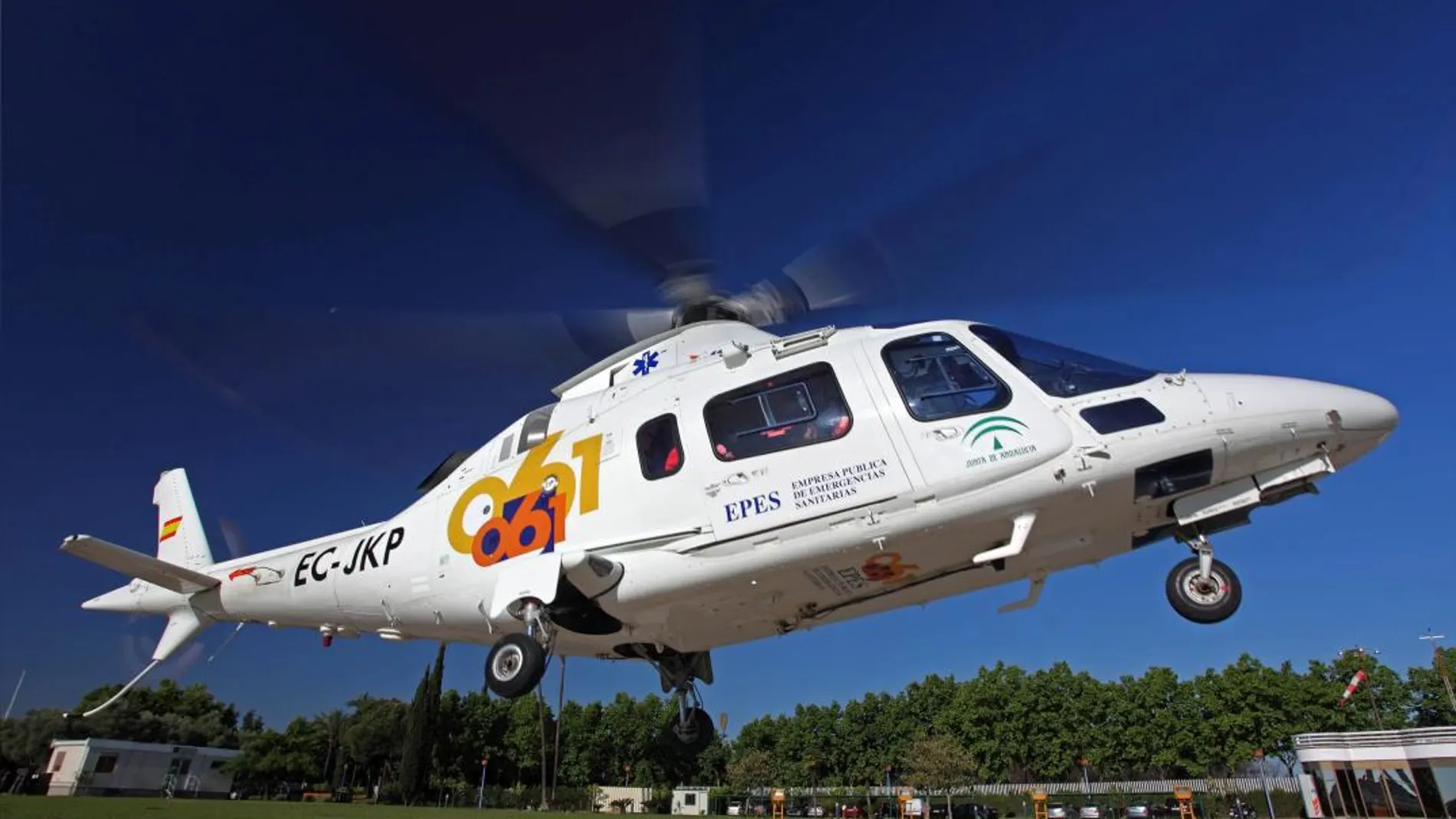 En la imagen, un helicóptero de emergencias sanitarias