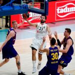 El escolta del Real Madrid Sergio Llull (2-i) entra a canasta rodeado de jugadores del Barcelona Lassa / Efe